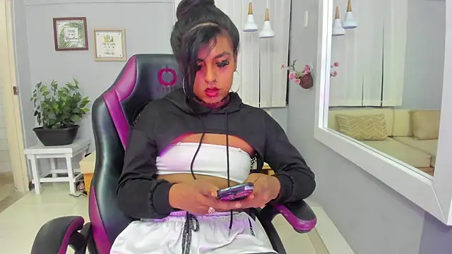 Nahomy Collins  online show from 05.19.26