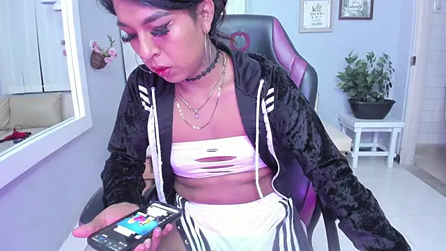 Nahomy Collins  online show from 05.25.26