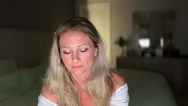 Snapshot of BlondeMilf82 chatting on 06.18.26 BlondeMilf82 online show from 06.18.26