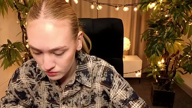 Snapshot of JenniferCamprell chatting on 03.25.26 JenniferCamprell online show from 03.25.26