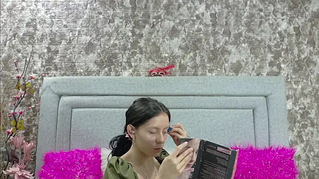 Naomimolie online show from 06.10.26