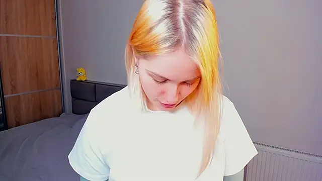 AveIinaStromain online show from 03.16.26