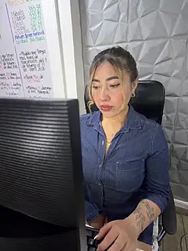 ManuelaVeeleez online show from 04.22.26