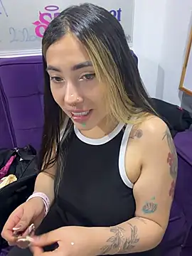 ManuelaVeeleez online show from 04.24.26