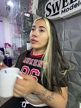 ManuelaVeeleez online show from 07.04.26
