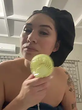 Snapshot of Holy_Desiree chatting on 04.03.26 Holy Desiree online show from 04.03.26