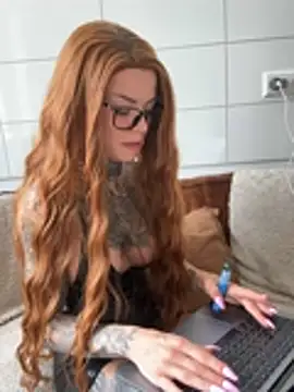 Snapshot of SkinnyLilly chatting on 07.03.26 SkinnyLilly online show from 07.03.26