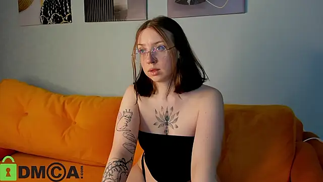 Snapshot of maxinemouse chatting on 03.11.26 maxinemouse online show from 03.11.26