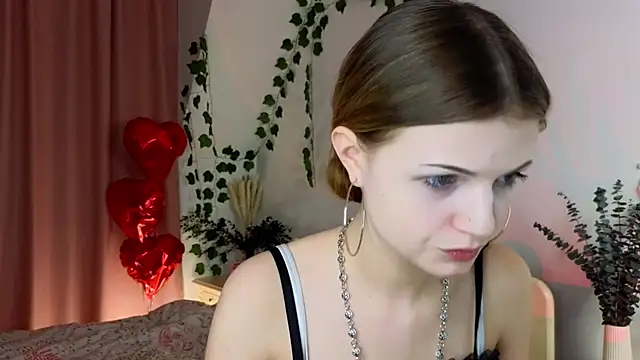 Snapshot of Enji_Rey chatting on 04.10.26 Enji Rey online show from 04.10.26