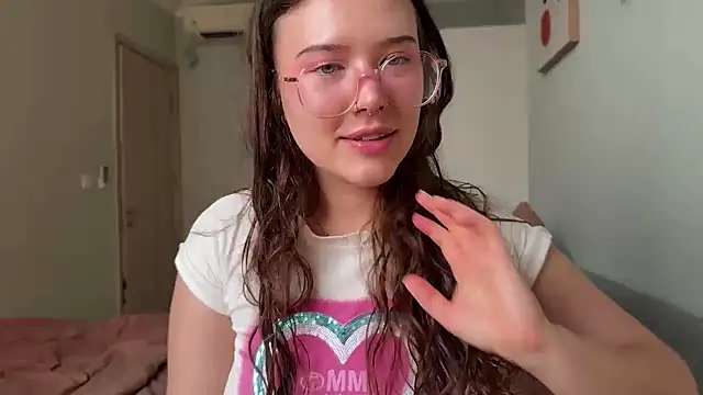 Snapshot of KristieKitty chatting on 07.18.26 KristieKitty online show from 07.18.26