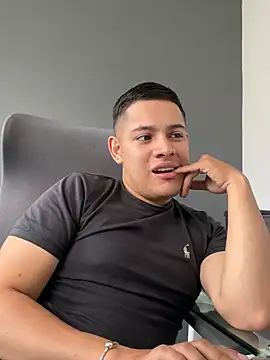 Snapshot of OliverTabordaa chatting on 06.19.26 OliverTabordaa online show from 06.19.26