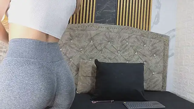 Snapshot of LyraenBlue chatting on 05.18.26 LyraenBlue online show from 05.18.26
