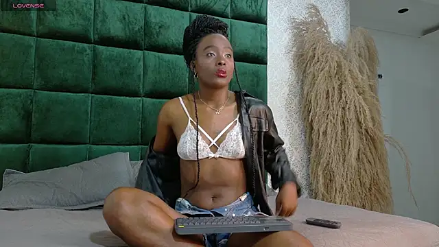 Yara Shinne online show from 03.12.26