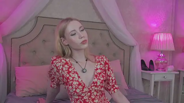 Snapshot of Lola_Gilbert chatting on 06.18.26 Lola Gilbert online show from 06.18.26
