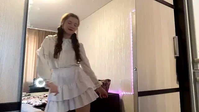 LynHaller online show from 03.10.26