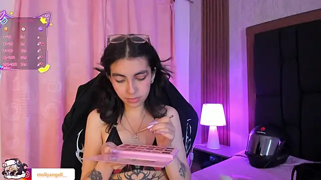 Molly A online show from 04.18.26