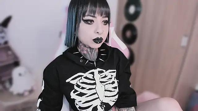 shes creepy online show from 05.11.26