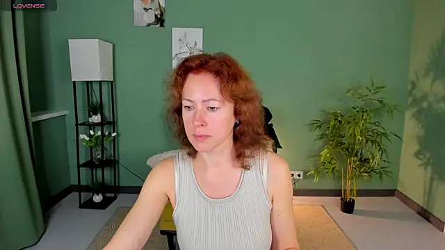 Snapshot of LeticiaRomano chatting on 06.19.26 LeticiaRomano online show from 06.19.26