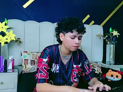 NikiEvanz online show from 04.28.26