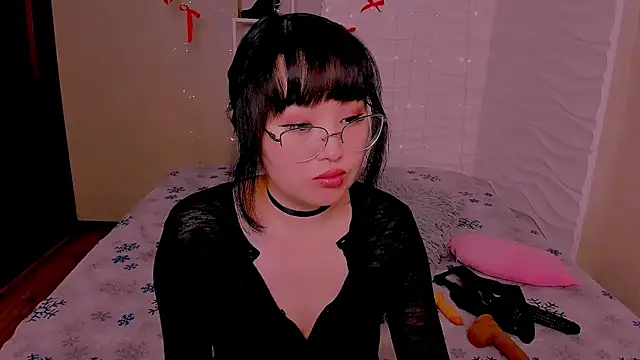 Akiko Yun online show from 06.17.26