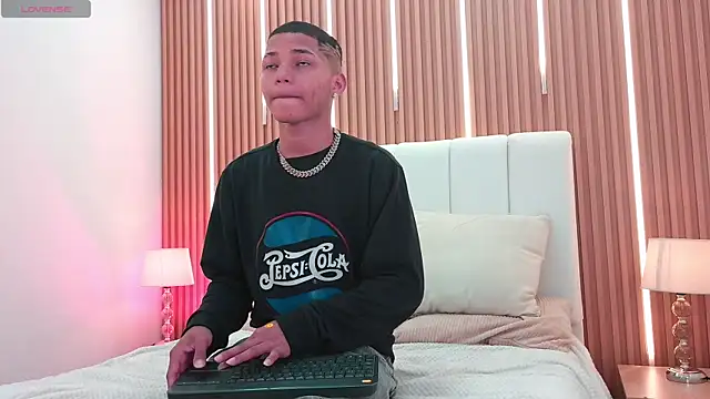 Snapshot of Kelvin_Josue chatting on 05.09.26 Kelvin Josue online show from 05.09.26