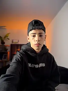 Snapshot of SebastianReed_ chatting on 04.03.26 SebastianReed online show from 04.03.26