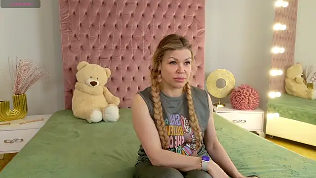 Snapshot of Eloises chatting on 06.08.26 Eloises online show from 06.08.26