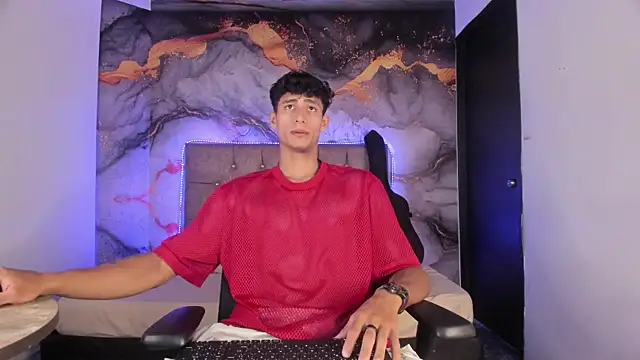 Snapshot of MaxiimoRomano_ chatting on 04.20.26 MaxiimoRomano online show from 04.20.26