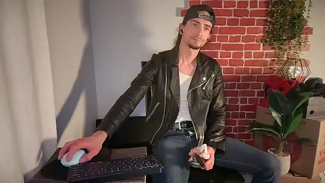 Snapshot of DylanBrook chatting on 04.25.26 DylanBrook online show from 04.25.26