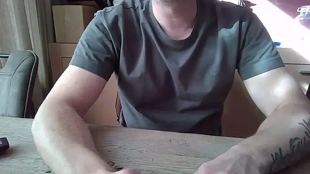 Snapshot of Essie_deLona chatting on 03.20.26 Essie deLona online show from 03.20.26