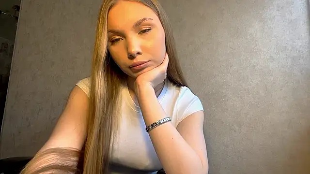 Snapshot of CarolineNine chatting on 03.26.26 CarolineNine online show from 03.26.26