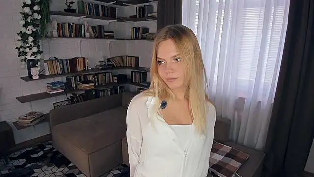 Snapshot of InesPiek chatting on 03.25.26 InesPiek online show from 03.25.26