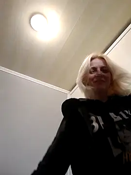 Snapshot of MiaLove183 chatting on 03.28.26 MiaLove183 online show from 03.28.26