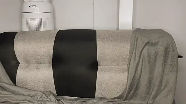 PrettyRed23 online show from 04.22.26