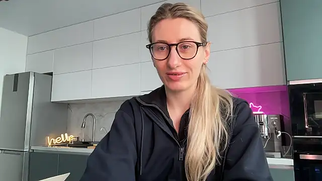 Snapshot of HEY_KITSUNKA chatting on 04.10.26 HEY KITSUNKA online show from 04.10.26