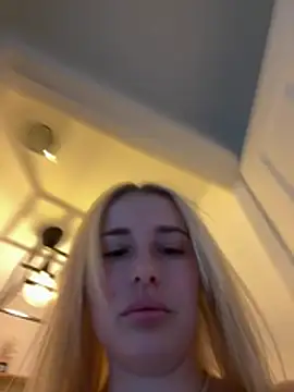 Snapshot of EloiseeUKK chatting on 03.24.26 EloiseeUKK online show from 03.24.26