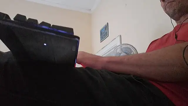 Snapshot of Sueliton2 chatting on 03.31.26 Sueliton2 online show from 03.31.26