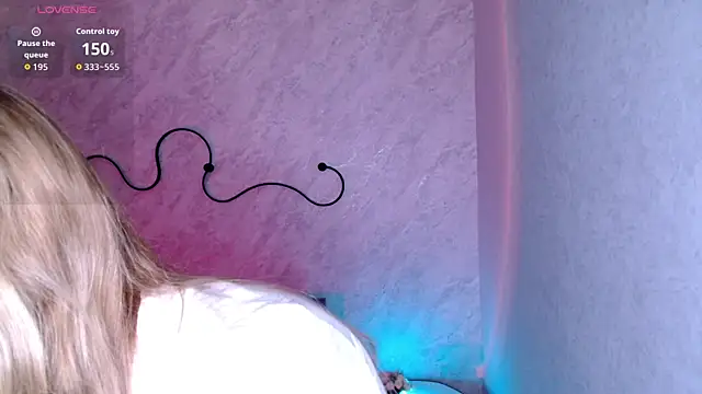 Snapshot of LulyDOLL chatting on 04.10.26 LulyDOLL online show from 04.10.26