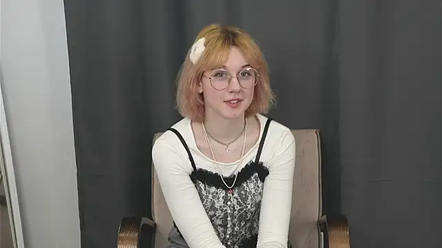 Snapshot of JuleeDutil chatting on 03.24.26 JuleeDutil online show from 03.24.26