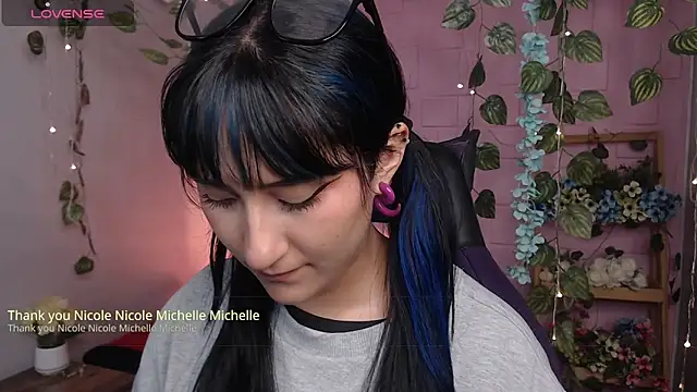Snapshot of eyes_moonn chatting on 04.11.26 eyes moonn online show from 04.11.26