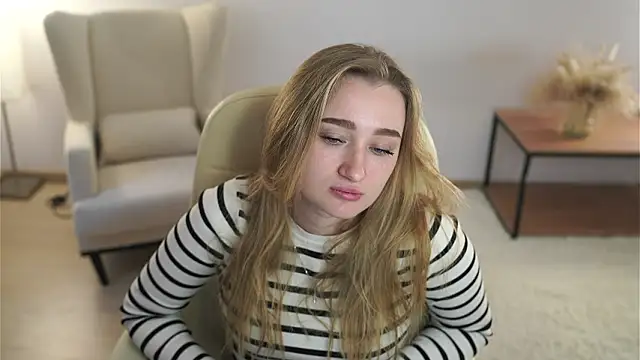 Snapshot of VioletteClaire chatting on 03.25.26 VioletteClaire online show from 03.25.26