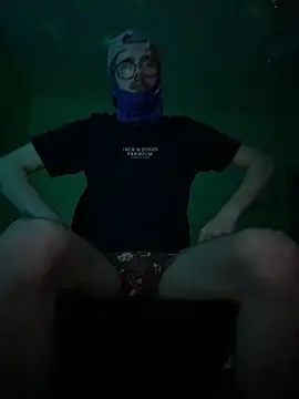 Snapshot of le-couple-en-chaleur_ chatting on 03.23.26 le-couple-en-chaleur online show from 03.23.26