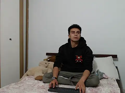 Snapshot of santiago_luxx chatting on 03.29.26 santiago luxx online show from 03.29.26