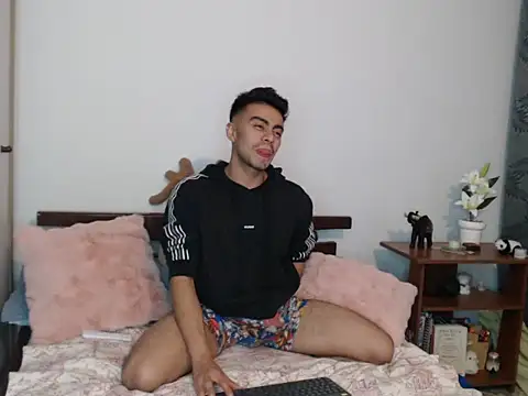 Snapshot of santiago_luxx chatting on 04.02.26 santiago luxx online show from 04.02.26