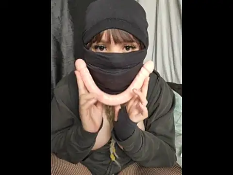 Snapshot of NomiHana chatting on 05.24.26 NomiHana online show from 05.24.26