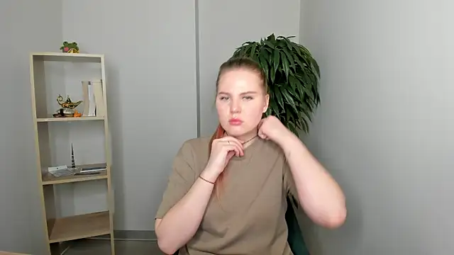 Snapshot of PaulinaBigley chatting on 04.05.26 PaulinaBigley online show from 04.05.26