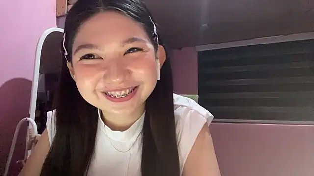 Snapshot of CoralieHoner chatting on 03.27.26 CoralieHoner online show from 03.27.26