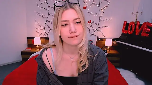 Snapshot of blonde_angell chatting on 04.03.26 blonde angell online show from 04.03.26