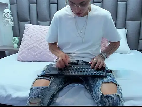 Snapshot of ZoeGrey chatting on 04.10.26 ZoeGrey online show from 04.10.26