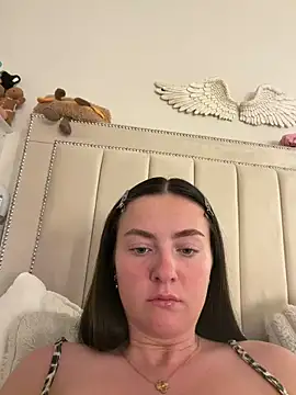 LolaSkyee online show from 04.27.26